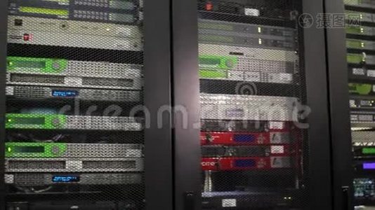 服务器室。 带机架服务器的现代化工作服务器机房..视频