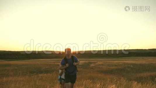 旅行者帮助游客征服山顶，牵手，在山顶上互相拉。 家庭旅行视频