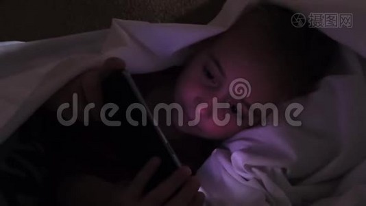 一个7-8岁的女孩，而不是睡觉在手机上看视频。视频