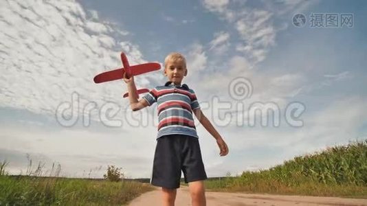 一个小男孩跑着发射一架类似的玩具飞机。视频