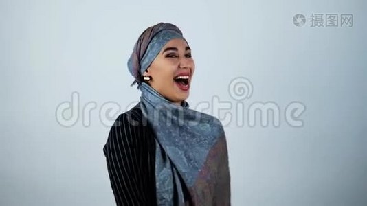 年轻美丽的阿拉伯女人，在孤立的白色背景上，放声大笑视频