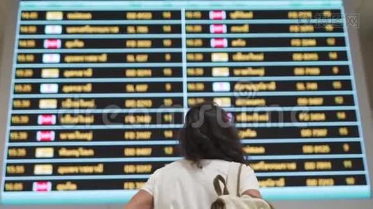 旅行女孩看着机场登机牌视频