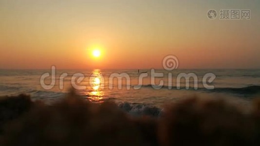 地中海日落. 日落时橙色多云的天空。 夜幕降临时的地中海。 橙色黄昏时美丽的海洋。 橙色视频