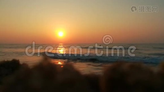 地中海日落. 日落时橙色多云的天空。 夜幕降临时的地中海。 橙色黄昏时美丽的海洋。 橙色视频
