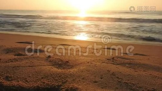 金色的阳光反射在尼日利亚拉各斯的海滩上。 太阳在傍晚照耀着——海浪在岸边拍打. 明亮的金色视频