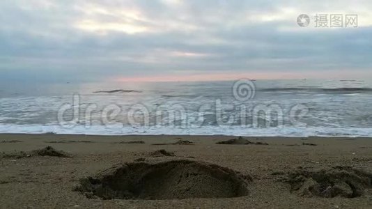 地中海日落. 橙色多云的天空。 戏剧性的金色沙滩日落天空和热带海洋背景.. 黄色的太阳视频