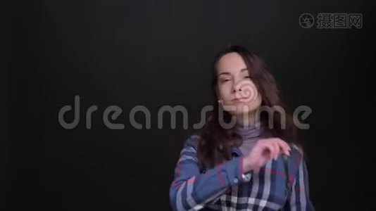 年轻美丽的白种人女性在镜头前做滑稽舞步的特写镜头视频