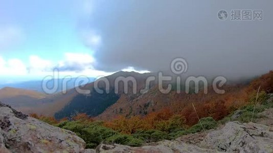 西班牙加泰罗尼亚蒙森尼山脉上空云层的时间流逝镜头视频