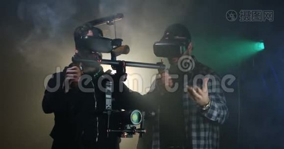 VR眼镜中的照相机在拍摄中视频