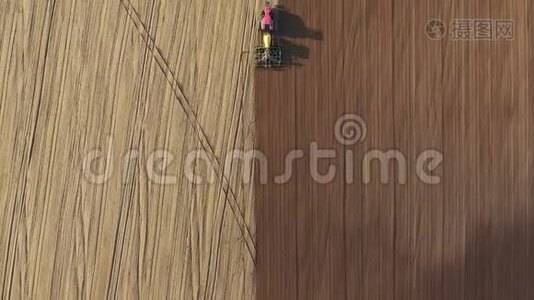 春季农田粮食作物带拖车作物种子拖拉机视频