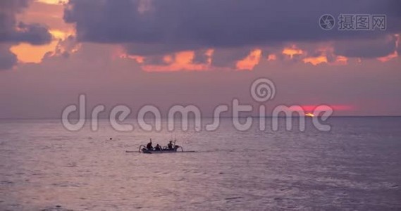 日落时的全景海景，远处有渔船的海景视频