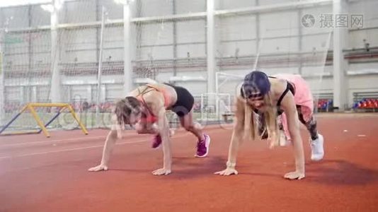 两个年轻的运动妇女在腿上做运动视频