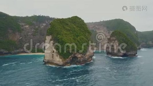 带悬崖、蓝水、白沙、海浪的令人惊叹的热带岛屿的空中景观视频