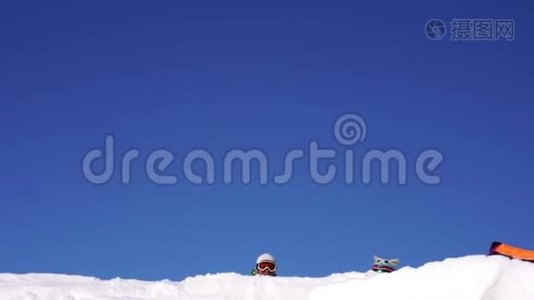 四个女人在山顶。 拍张自拍。 假日，好玩。 彩色高山滑雪套装。 慢镜头。视频