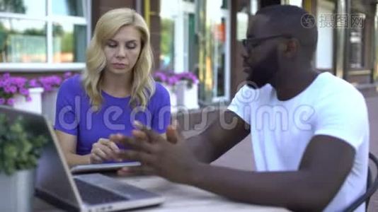 女雇主在咖啡厅与男性申请人进行面谈，沟通视频