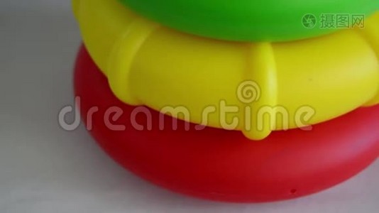 教育玩具近距离倾斜向上拍摄彩色不同大小的戒指在看台上视频
