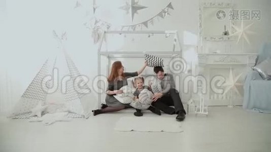 梅里一家人在新年的房间里互相扔枕头.视频