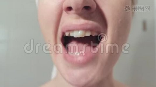 牙列不齐的女人，牙齿大声喊叫，大喊大叫。 愤怒的大吼大叫的女人闭上嘴视频
