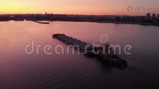 空中观景。 在水道上日落。 货船朝船闸驶去. 一艘散货船运送一大批视频