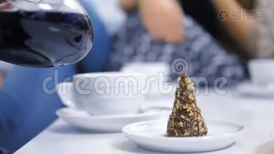 茶壶里的蓝色茶来自花朵，klitoria。时尚设计食品视频
