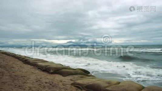 海浪冲击着海洋前线的沙袋.视频