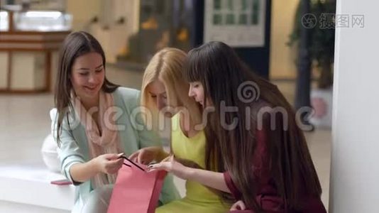 在销售和折扣季节，公司的购物狂女孩从昂贵的精品店购买新产品视频