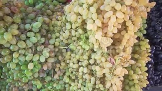 不同新鲜水果、白葡萄和红葡萄及梨在本地农场食品市场视频
