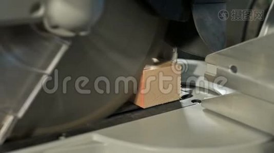 一个男人`用圆锯在机器上工作的特写镜头。 切割木坯圆机视频