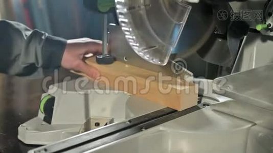 一个男人`用圆锯在机器上工作的特写镜头。 切割木坯圆机视频