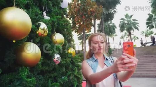 热带城市圣诞树和棕榈树背景下的快乐女人。 新年`旅行的概念视频