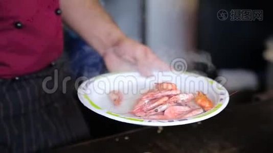 厨师把刚准备好的螃蟹和虾视频
