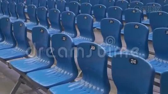 体育场空的蓝色塑料座椅视频