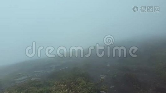 大风景观的雾谷和云山山上的寒风正在吹。 阴郁的日子里的戏剧性场面。视频