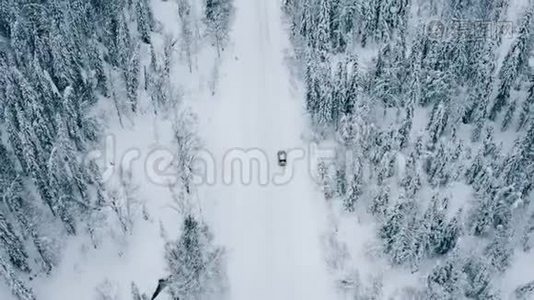 冬季公路上的汽车俯视图视频