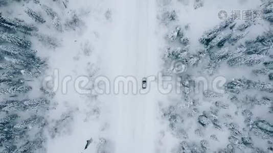 冬季公路上的汽车俯视图视频