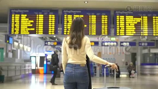 女性旅客在机场、旅行中查看离港登记信息视频