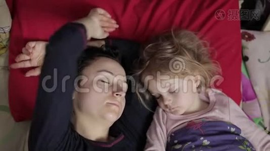 睡眠不足的年轻女人带着她的孩子不想早上醒来视频