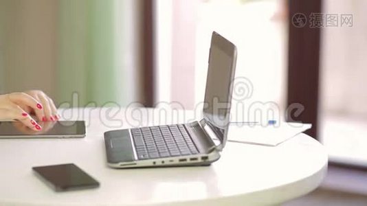 一名女学生正在咖啡馆里的笔记本电脑上工作，并在平板电脑上浏览图片。 右起全景视频