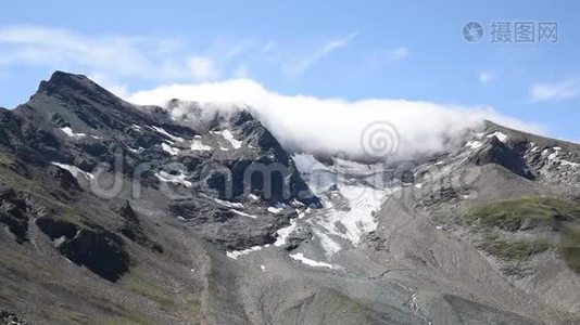 在阿尔卑斯山山脉的山峰上移动的云视频