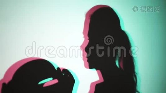 戴着超现实色彩阴影的VR耳机的女人视频