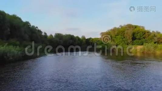 空中低飞在绿松石色的河流之上，穿过春天的山谷视频