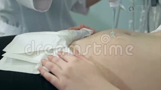 门诊超声检查孕妇腹部的医生视频