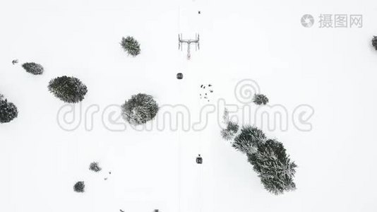 雪山上的滑雪电梯。 滑雪场的冬季活动。视频