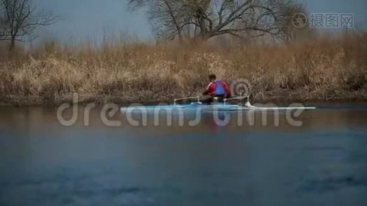 用独木舟追踪残疾人运动员在河上划船的镜头。 划艇，划艇，划艇.. 培训。 皮划艇视频