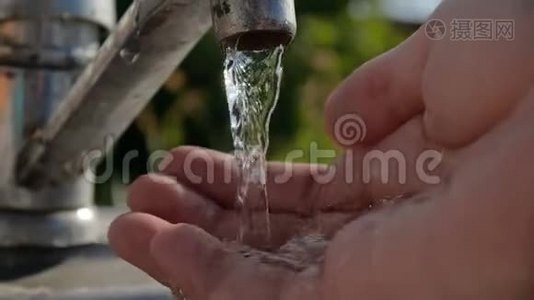 夏天，从金属水龙头泼洒女性双手的水视频