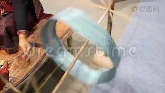 蚕茧中的蚕丝，泰国最好的蚕丝是手工编织的蚕茧视频