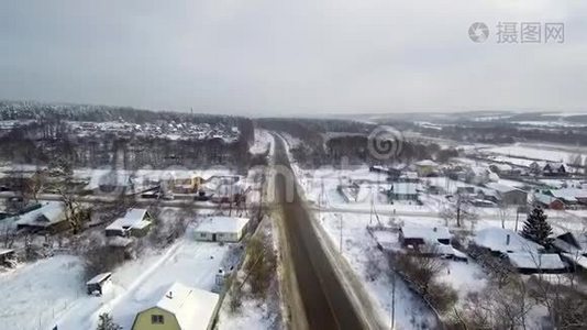 乡村十字路口空中景观。 靠近河流的村庄。 冬天和下雪视频