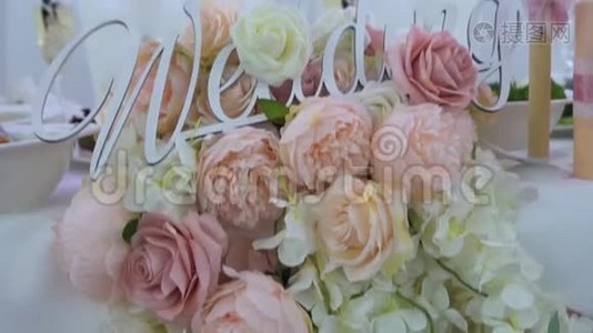 在婚礼当天用白色的木制字母视频