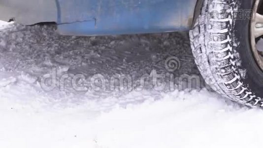 车轮在雪地里打滑视频