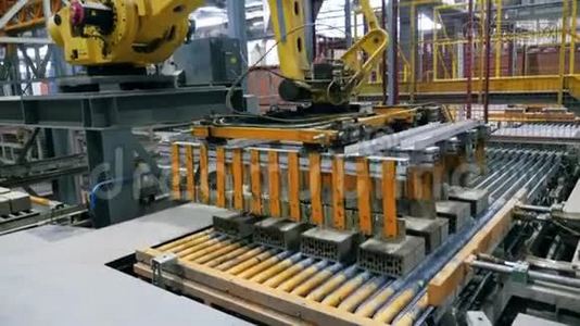 机器人手臂在现代工业工厂运输陶瓷产品。视频